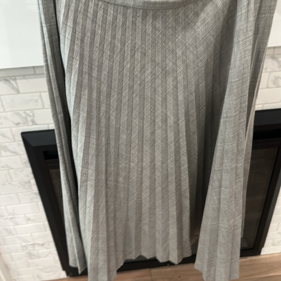 Expert by evergreen Gray Pleated Skirt - Picture 2 of 6